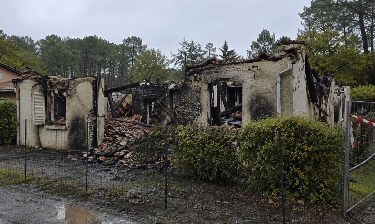 Maison détruite par un incendie, murs noircis et toiture effondrée