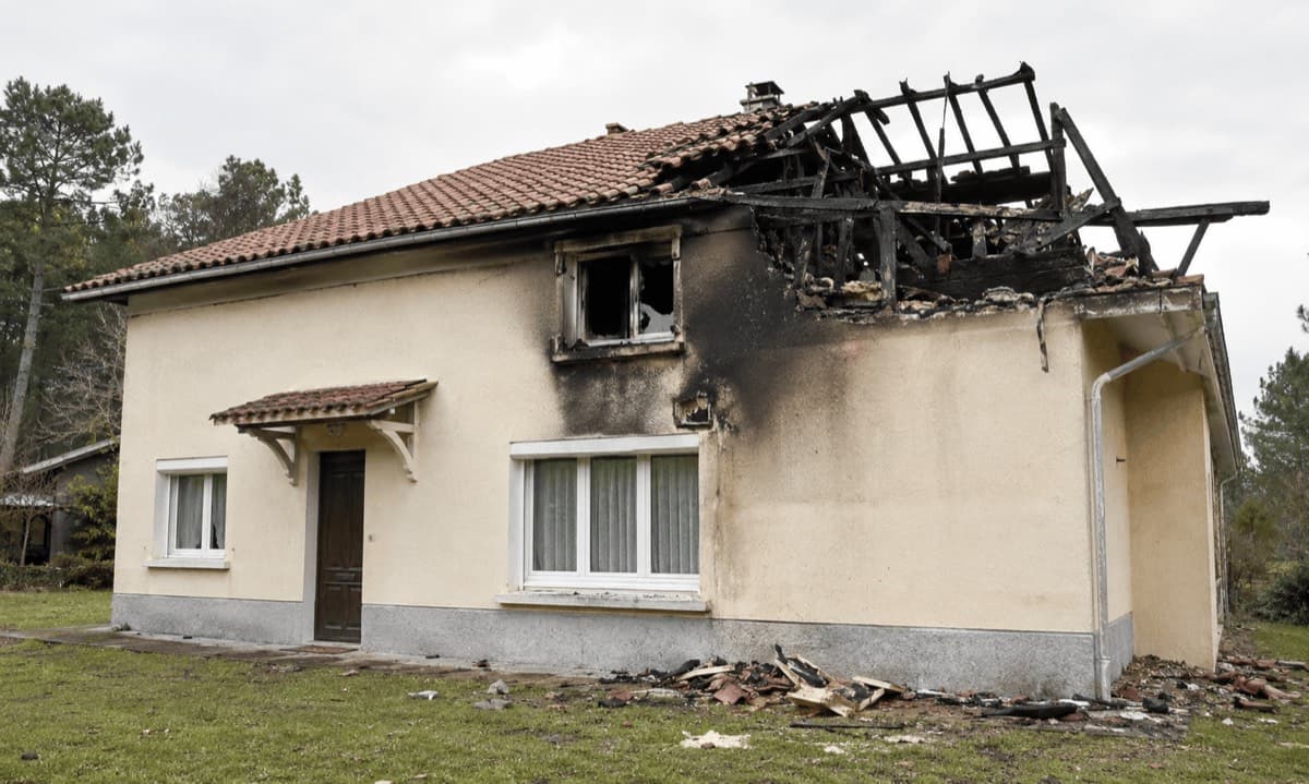 Maison dont la charpente et l’étage ont brûlé, rez-de-chaussée resté intact